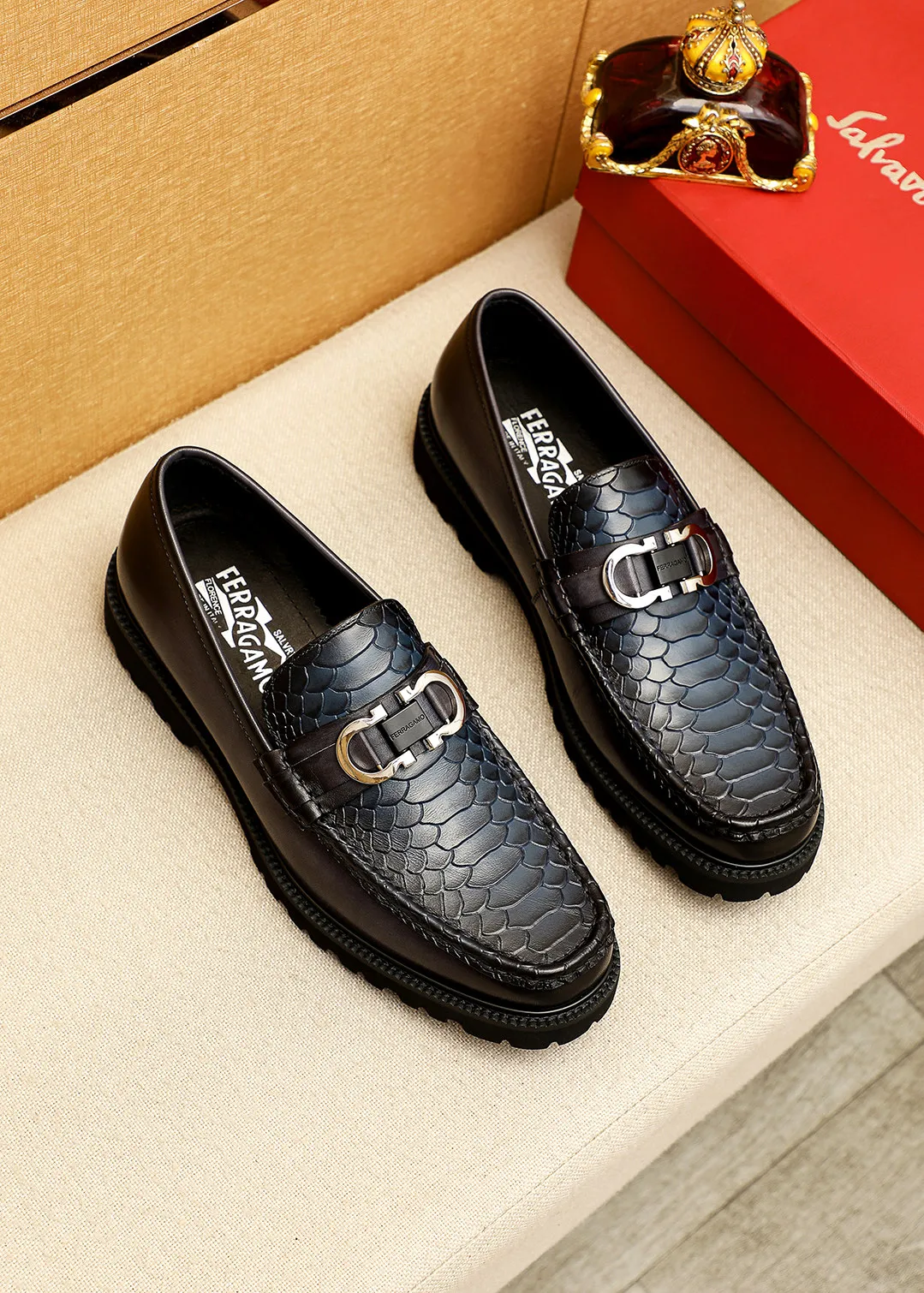 Men's shoes 💰560 💐 Product trademark: Ferragamo "Ferragamo" casual leather shoes Regular size: 38-44 (45.46🉑️customized) Product materials: Selected imported first-layer calfskin embossed upper + original hardware buckle, imported water-dyed cow leather lining. Strong three-dimensional visual effect, original outsole color: 2 colors available
